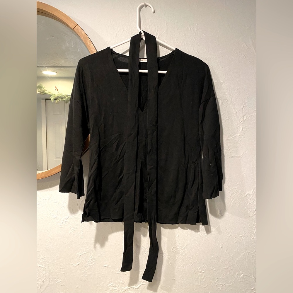 Club Black Wonan V-Neck Sweater with Removable Tie